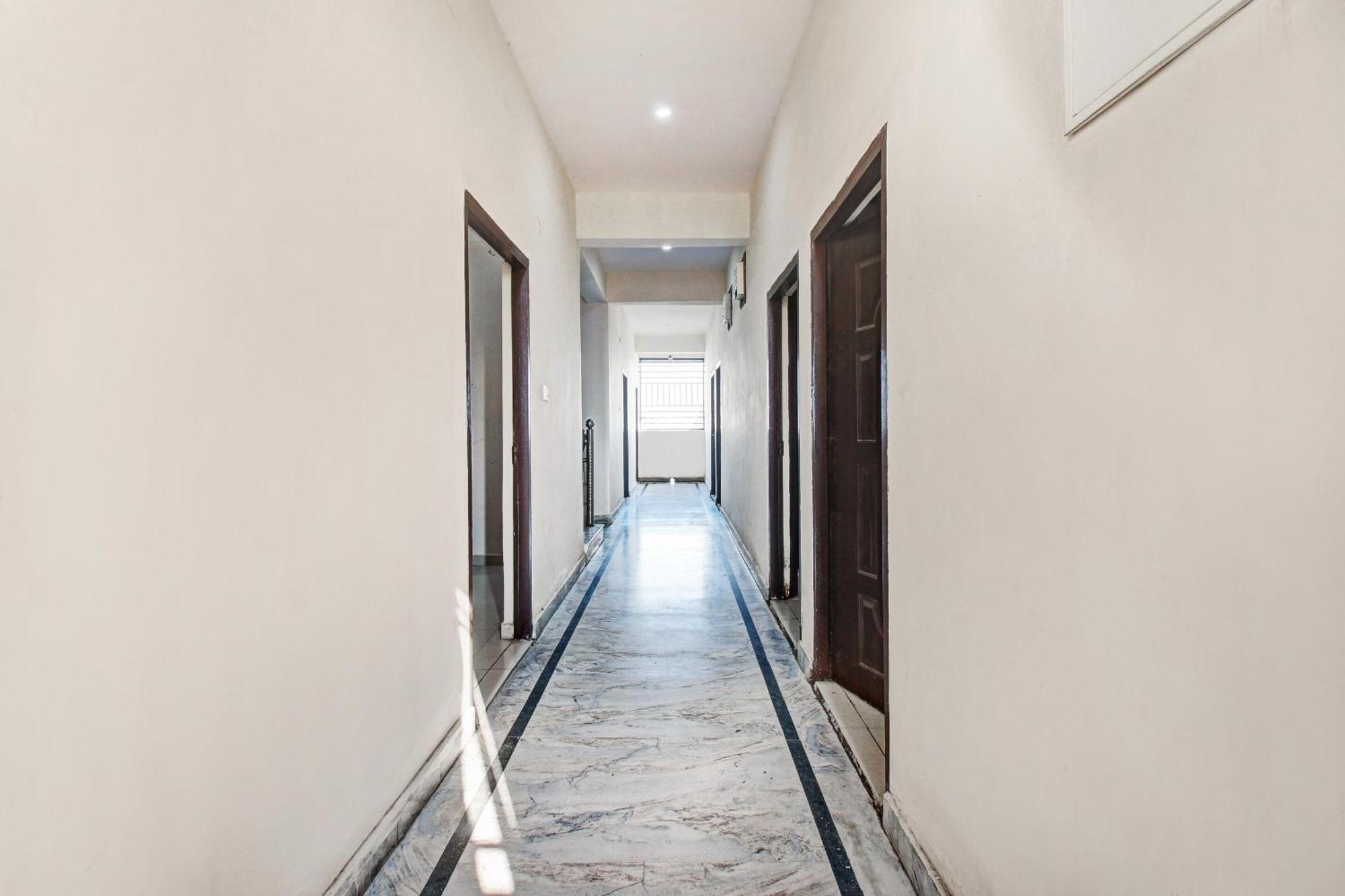 Hotel O Jr Hotel Lucknow Exteriör bild